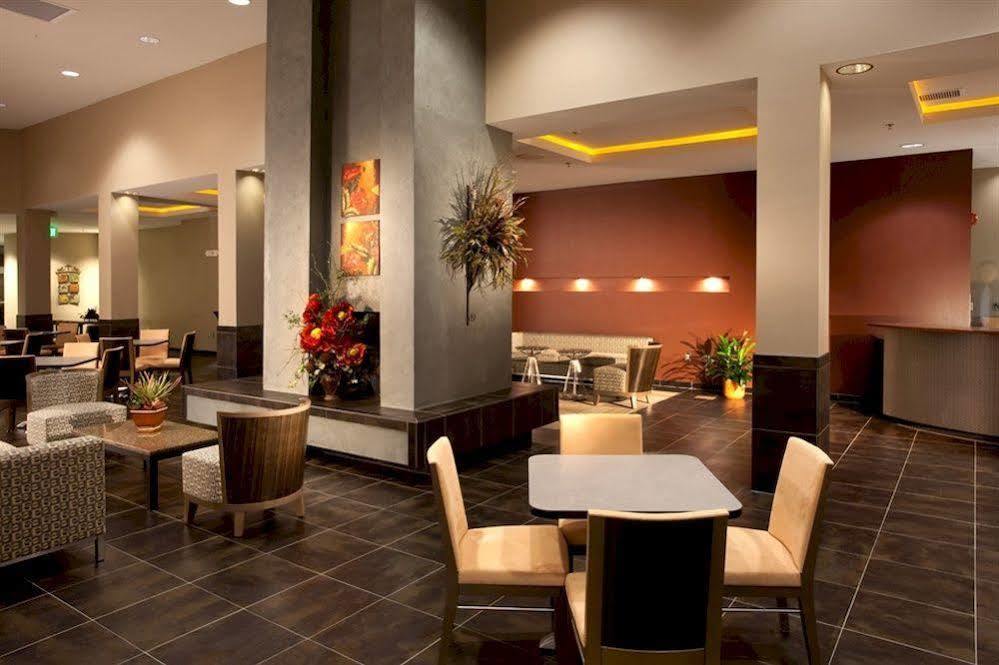 Spark By Hilton Artesia Restaurant bilde